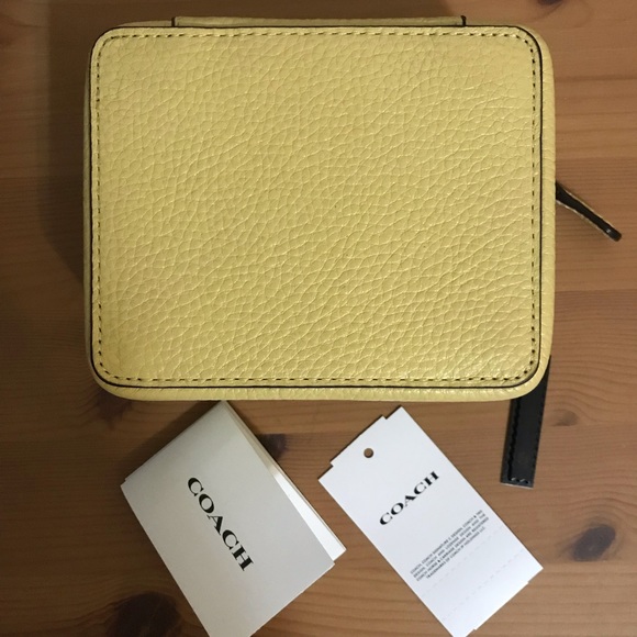 👸 ❤️ Coach Disney X Coach Large Jewelry Box With Belle - Picture 5 of 9